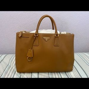 Prada Saffiano Double zip in Camel